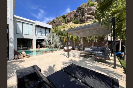 Casa à venda com 1200m², 4 quartos e 8 vagas Casa à venda com 1200m², 4 quartos e 8 vagasÁrea comum