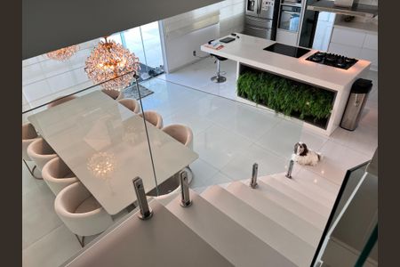 Casa à venda com 1200m², 4 quartos e 8 vagas Casa à venda com 1200m², 4 quartos e 8 vagasEscada