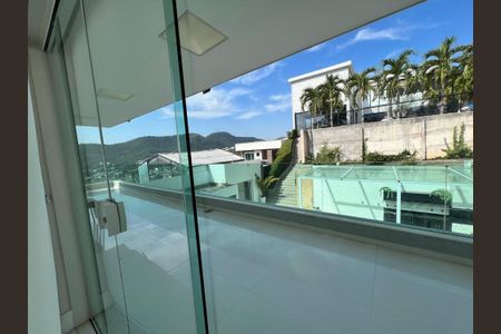 Casa à venda com 1200m², 4 quartos e 8 vagas Casa à venda com 1200m², 4 quartos e 8 vagasVaranda da Suíte 4