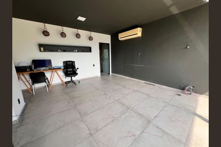 Casa à venda com 1200m², 4 quartos e 8 vagas Casa à venda com 1200m², 4 quartos e 8 vagasEscritório