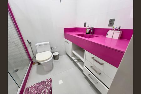 Casa à venda com 1200m², 4 quartos e 8 vagas Casa à venda com 1200m², 4 quartos e 8 vagasBanheiro da Suíte 4