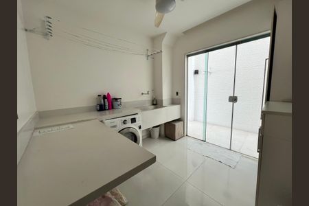 Casa à venda com 1200m², 4 quartos e 8 vagas Casa à venda com 1200m², 4 quartos e 8 vagasÁrea de Serviço
