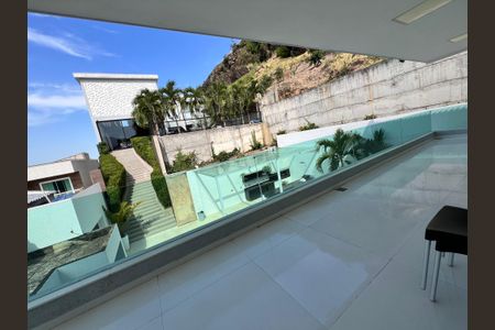 Casa à venda com 1200m², 4 quartos e 8 vagas Casa à venda com 1200m², 4 quartos e 8 vagasVaranda da suíte 2