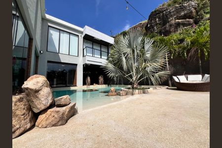 Casa à venda com 1200m², 4 quartos e 8 vagas Casa à venda com 1200m², 4 quartos e 8 vagasFachada