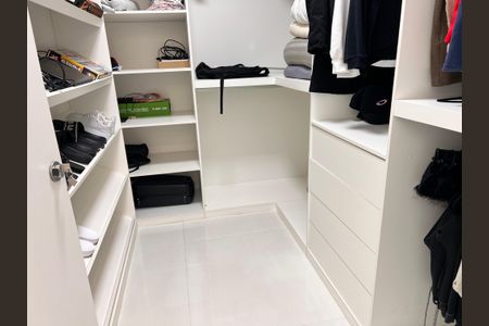 Casa à venda com 1200m², 4 quartos e 8 vagas Casa à venda com 1200m², 4 quartos e 8 vagasCloset da suíte 2