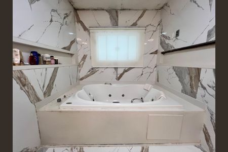 Casa à venda com 1200m², 4 quartos e 8 vagas Casa à venda com 1200m², 4 quartos e 8 vagasBanheiro da Suíte 3