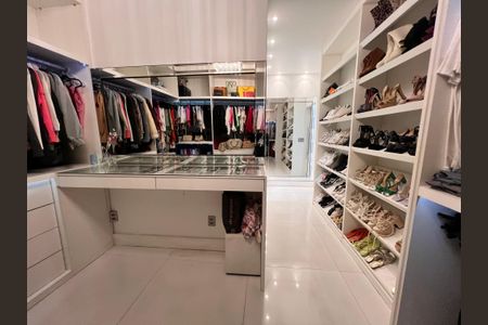 Casa à venda com 1200m², 4 quartos e 8 vagas Casa à venda com 1200m², 4 quartos e 8 vagasCloset da suíte 3