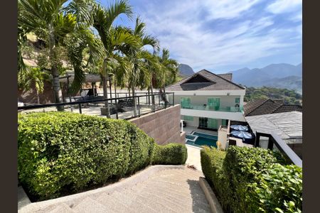 Casa à venda com 1200m², 4 quartos e 8 vagas Casa à venda com 1200m², 4 quartos e 8 vagasÁrea comum