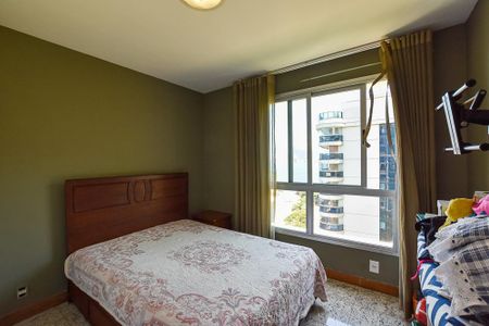 Apartamento à venda com 198m², 4 quartos e 2 vagas Apartamento à venda com 198m², 4 quartos e 2 vagasQuarto 3