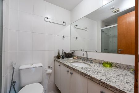 Apartamento à venda com 198m², 4 quartos e 2 vagas Apartamento à venda com 198m², 4 quartos e 2 vagasBanheiro Social