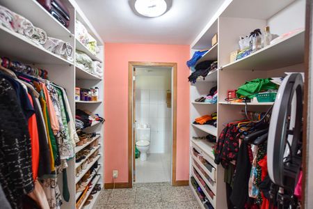 Apartamento à venda com 198m², 4 quartos e 2 vagas Apartamento à venda com 198m², 4 quartos e 2 vagasCloset da Suíte 2