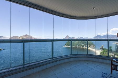 Apartamento à venda com 198m², 4 quartos e 2 vagas Apartamento à venda com 198m², 4 quartos e 2 vagasVista da Suíte 1