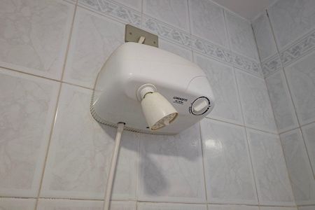 Casa à venda com 102m², 2 quartos e 2 vagas Casa à venda com 102m², 2 quartos e 2 vagasBanheiro