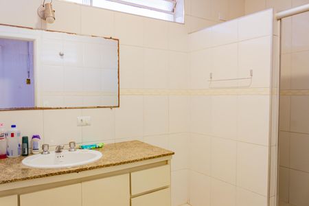 Casa à venda com 276m², 4 quartos e 4 vagas Casa à venda com 276m², 4 quartos e 4 vagasBanheiro Social