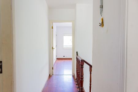 Casa à venda com 276m², 4 quartos e 4 vagas Casa à venda com 276m², 4 quartos e 4 vagasEscada