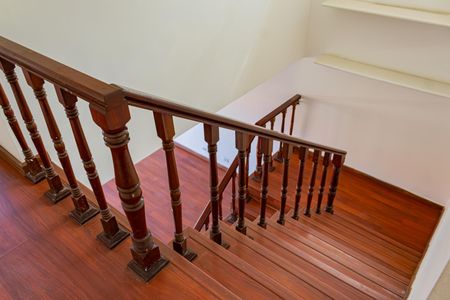 Casa à venda com 276m², 4 quartos e 4 vagas Casa à venda com 276m², 4 quartos e 4 vagasEscada