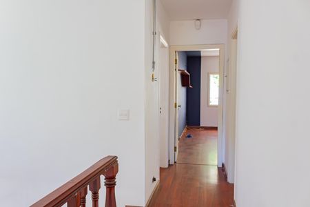 Casa à venda com 276m², 4 quartos e 4 vagas Casa à venda com 276m², 4 quartos e 4 vagasEscada