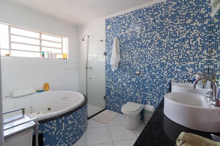 Casa à venda com 332m², 4 quartos e 4 vagas Casa à venda com 332m², 4 quartos e 4 vagasBanheiro da Suíte 2