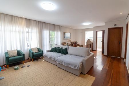 Casa à venda com 332m², 4 quartos e 4 vagas Casa à venda com 332m², 4 quartos e 4 vagasSala