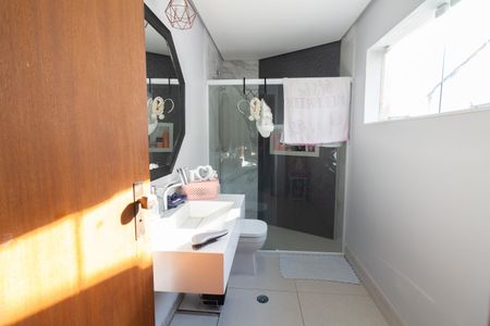 Casa à venda com 332m², 4 quartos e 4 vagas Casa à venda com 332m², 4 quartos e 4 vagasBanheiro da Suíte 1