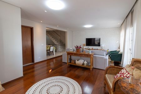 Casa à venda com 332m², 4 quartos e 4 vagas Casa à venda com 332m², 4 quartos e 4 vagasSala