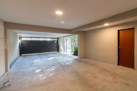 Casa à venda com 332m², 4 quartos e 4 vagas Casa à venda com 332m², 4 quartos e 4 vagasGaragem