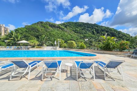 Apartamento para alugar com 161m², 3 quartos e 2 vagas Apartamento para alugar com 161m², 3 quartos e 2 vagasÁrea comum - Piscina