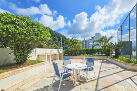 Apartamento para alugar com 161m², 3 quartos e 2 vagas Apartamento para alugar com 161m², 3 quartos e 2 vagasÁrea comum - Piscina