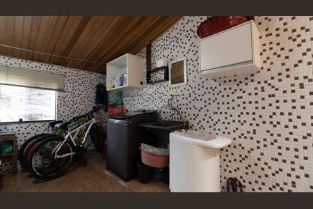 Casa à venda com 300m², 5 quartos e 4 vagas Casa à venda com 300m², 5 quartos e 4 vagasÁrea de Serviço