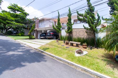 Casa de condomínio para alugar com 400m², 3 quartos e 4 vagas Casa de condomínio para alugar com 400m², 3 quartos e 4 vagasFachada