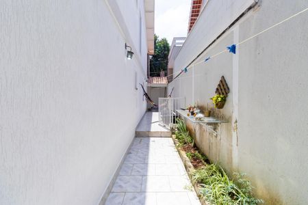 Casa de condomínio para alugar com 400m², 3 quartos e 4 vagas Casa de condomínio para alugar com 400m², 3 quartos e 4 vagasCorredor lateral