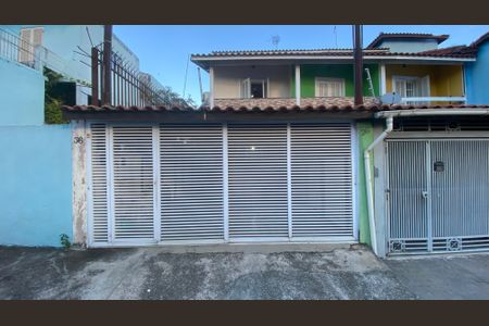 Casa à venda com 100m², 2 quartos e 2 vagas Casa à venda com 100m², 2 quartos e 2 vagasFachada