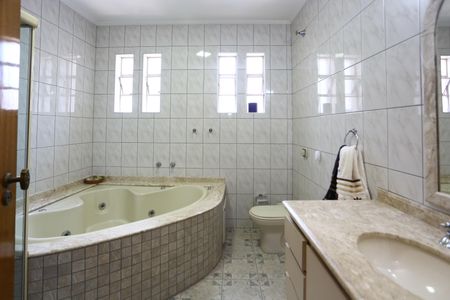 Casa à venda com 442m², 3 quartos e 4 vagas Casa à venda com 442m², 3 quartos e 4 vagasBanheiro da Suíte