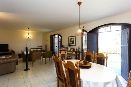 Casa à venda com 442m², 3 quartos e 4 vagas Casa à venda com 442m², 3 quartos e 4 vagasSala