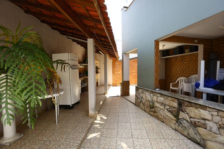 Casa à venda com 442m², 3 quartos e 4 vagas Casa à venda com 442m², 3 quartos e 4 vagasÁrea comum - Churrasqueira