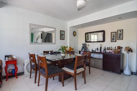 Casa à venda com 202m², 6 quartos e 1 vaga Casa à venda com 202m², 6 quartos e 1 vagaSala