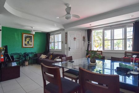 Casa à venda com 202m², 6 quartos e 1 vaga Casa à venda com 202m², 6 quartos e 1 vagaSala