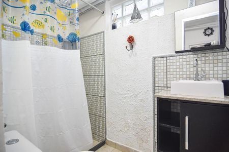 Casa à venda com 202m², 6 quartos e 1 vaga Casa à venda com 202m², 6 quartos e 1 vagaEdícula - Banheiro