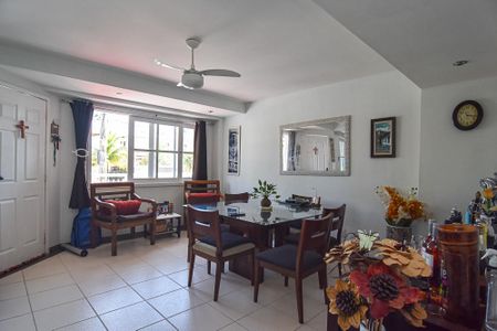 Casa à venda com 202m², 6 quartos e 1 vaga Casa à venda com 202m², 6 quartos e 1 vagaSala