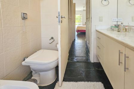 Apartamento para alugar com 350m², 4 quartos e 2 vagas Apartamento para alugar com 350m², 4 quartos e 2 vagasBanheiro da Suíte 2