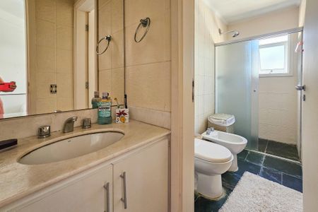 Apartamento para alugar com 350m², 4 quartos e 2 vagas Apartamento para alugar com 350m², 4 quartos e 2 vagasBanheiro da Suíte 2