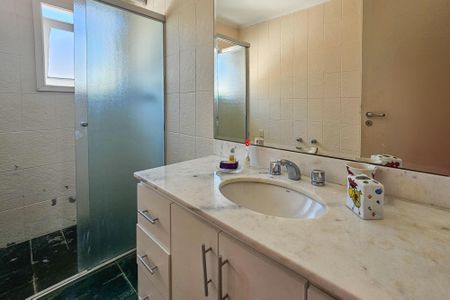 Apartamento para alugar com 350m², 4 quartos e 2 vagas Apartamento para alugar com 350m², 4 quartos e 2 vagasBanheiro da Suíte 1