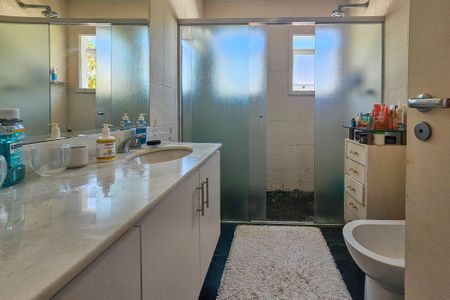 Apartamento para alugar com 350m², 4 quartos e 2 vagas Apartamento para alugar com 350m², 4 quartos e 2 vagasBanheiro da Suíte 2