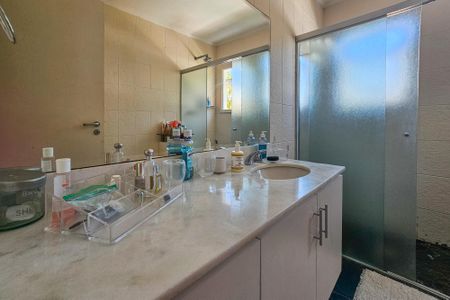 Apartamento para alugar com 350m², 4 quartos e 2 vagas Apartamento para alugar com 350m², 4 quartos e 2 vagasBanheiro da Suíte 2