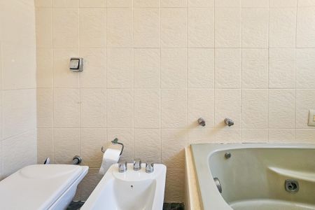 Apartamento para alugar com 350m², 4 quartos e 2 vagas Apartamento para alugar com 350m², 4 quartos e 2 vagasBanheiro da Suíte 1