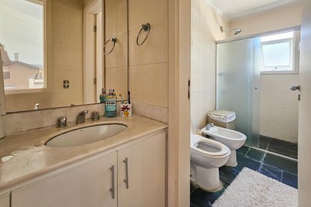 Apartamento para alugar com 350m², 4 quartos e 2 vagas Apartamento para alugar com 350m², 4 quartos e 2 vagasBanheiro da Suíte 2