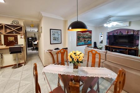 Casa à venda com 220m², 3 quartos e 3 vagas Casa à venda com 220m², 3 quartos e 3 vagasSala