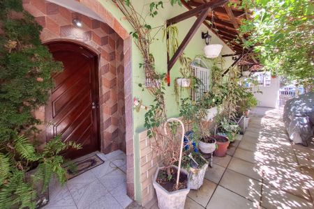 Casa à venda com 220m², 3 quartos e 3 vagas Casa à venda com 220m², 3 quartos e 3 vagasFachada