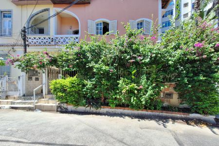 Casa à venda com 220m², 3 quartos e 3 vagas Casa à venda com 220m², 3 quartos e 3 vagasFachada