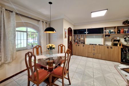 Casa à venda com 220m², 3 quartos e 3 vagas Casa à venda com 220m², 3 quartos e 3 vagasSala